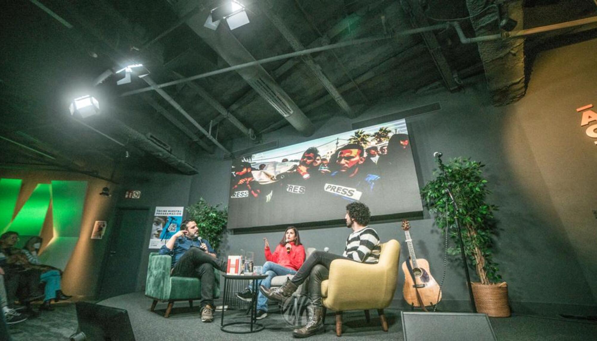 Imagen tomada durante la grabación en el Ámbito Cultural de El Corte Inglés del programa 388 de 'El hombre que se enamoró de la luna' dedicado a Palestina.